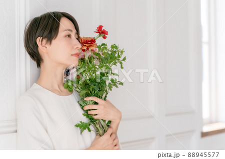女性 花束 抱える 花の写真素材