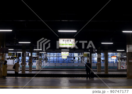 鉄道 駅ホーム 夜 蛍光灯の写真素材