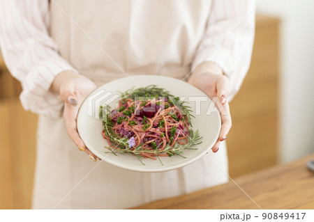 皿 料理 持つ 手の写真素材