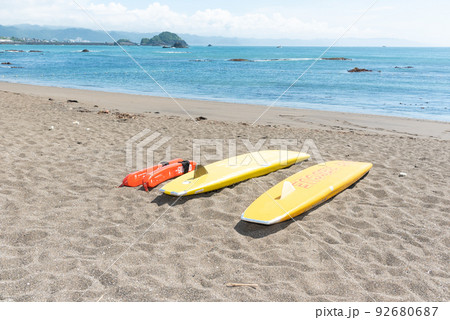 レスキューボード、レスキューチューブのあるビーチのイメージ