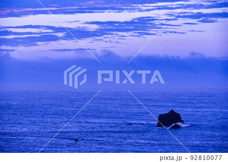 群青の早朝の海のイメージ