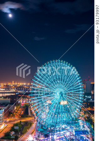 横浜 みなとみらい 観覧車 夜景の写真素材