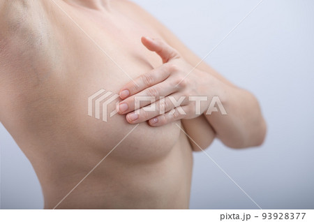 胸 胸元 両手 触るの写真素材 - PIXTA