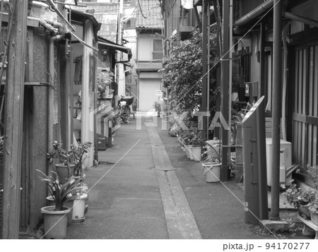 モノクロ 路地裏の写真素材 - PIXTA