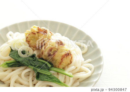 冷やしうどん うどん 海苔 ほうれん草の写真素材