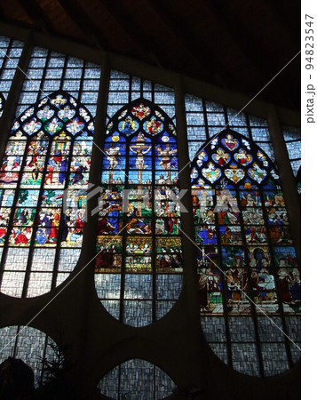 ステンドグラス 教会 綺麗 屋内の写真素材