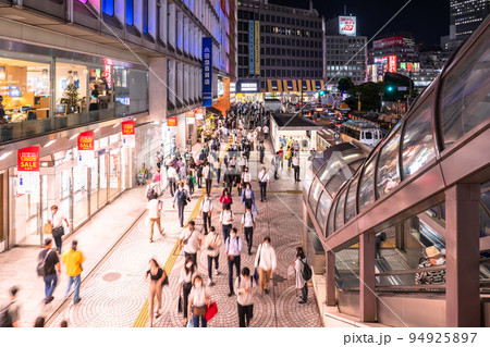 人混み 新宿駅 雑踏 新宿の写真素材