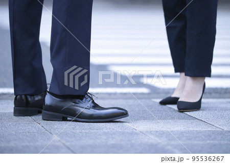 足 歩く 靴 サラリーマンの写真素材