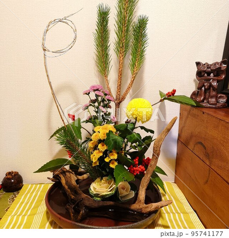 正月 玄関 南天 生け花の写真素材