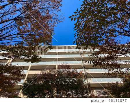 青空とおしゃれなマンションのイメージ