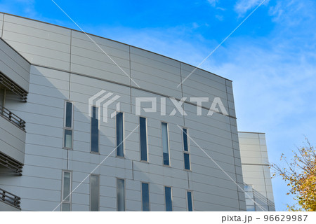 ビルと青空のイメージ