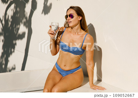 big breasted girl in swimsuit - Stock Illustration [109502492] - PIXTA