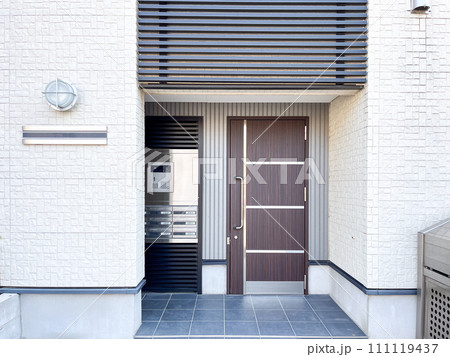 清潔感のあるアパートの玄関アプローチ