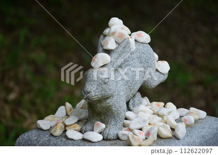 うさぎ rabbit statue 石像の写真素材 - PIXTA