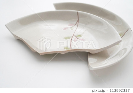 真っ二つに割れてしまった陶器のお皿の写真素材 [113992337] - PIXTA