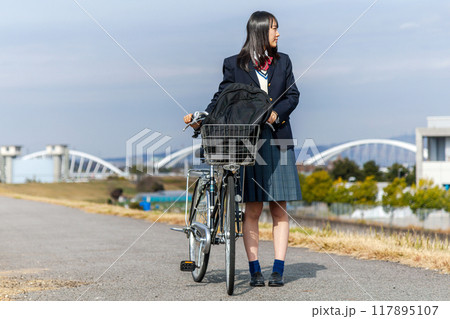 女子高生　自転車通学風景 