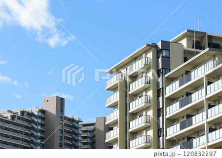 青空に映えるマンション