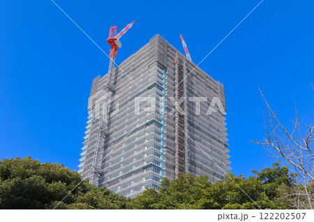 建設中のタワーマンションのある都市風景