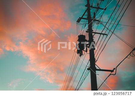 電柱 電線 夕焼け 夕暮れの写真素材 - PIXTA