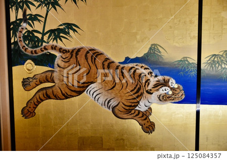 虎と竹林を描いた金箔屏風 虎と竹林を描いた金箔屏風｜家具・インテリア