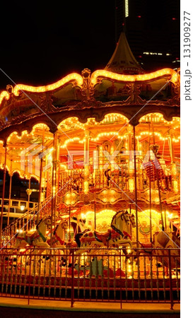 メリーゴーランド型オルゴール 遊園地 豪華絢爛 ライトアップ イルミネーション 写真】《レトロから最新型まで！》専門家が紹介する全国の“一度