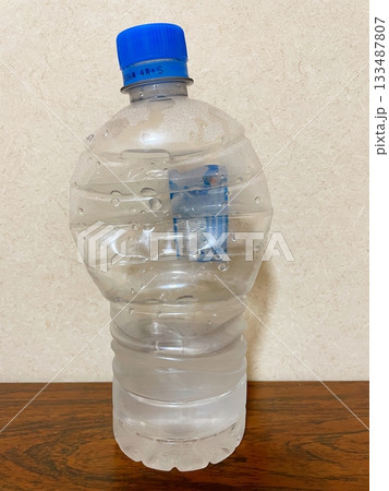 潰れたペットボトルの写真素材 - PIXTA