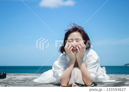 女性 海 笑顔の写真素材 - PIXTA