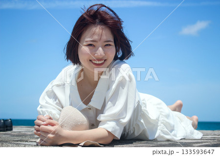 女性 海 笑顔の写真素材 - PIXTA