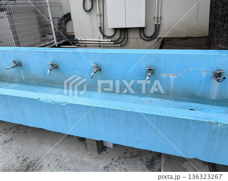 水道 水飲み場 学校 校庭の写真素材 - PIXTA